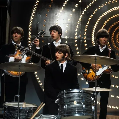 Cast Resmi 'THE BEATLES' Movie, Pemeran John Lennon Mirip Banget