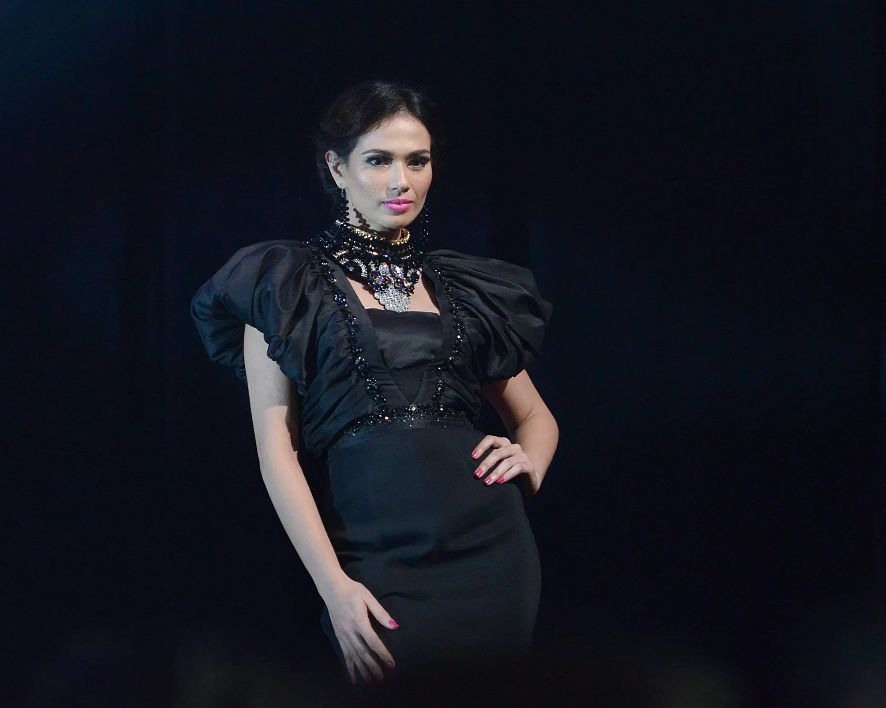 Aksi Catherine Wilson di atas catwalk © KapanLagi.com/Bambang E Ros