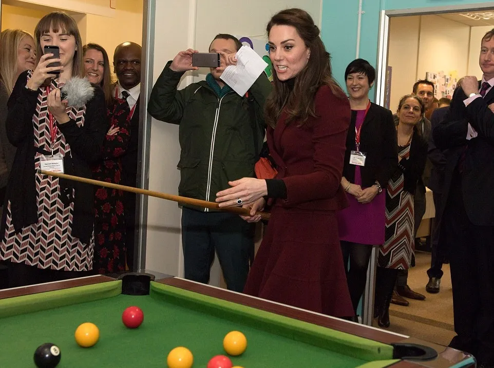 Kate terlihat menikmati kunjungannya kali ini © via dailymail.co.uk