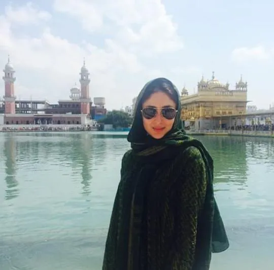 Cantiknya Kareena di depan Kuil Emas. @pinkvilla