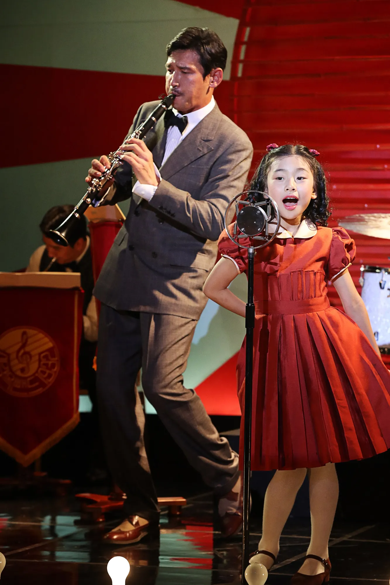 Hwang Jung Min dan Kim Soo Ahn sebagai ayah dan anak musisi © CJ Entertainment