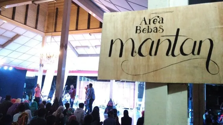 Dalam festival tersebut, penyelenggara meminta peserta untuk 'kepoin mantan' dan menyerahkan foto mereka untuk dipajang di galeri © Twitter.com/warbiyasak