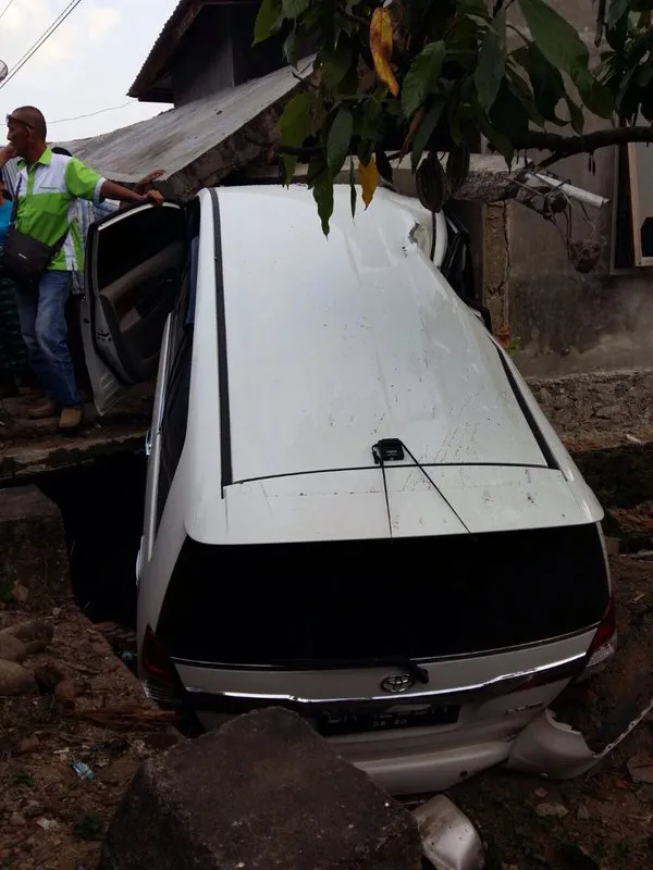 Ustaz Al Habsyi alami kecelakaan mobil. ©twitter @ustad_alhabsyi