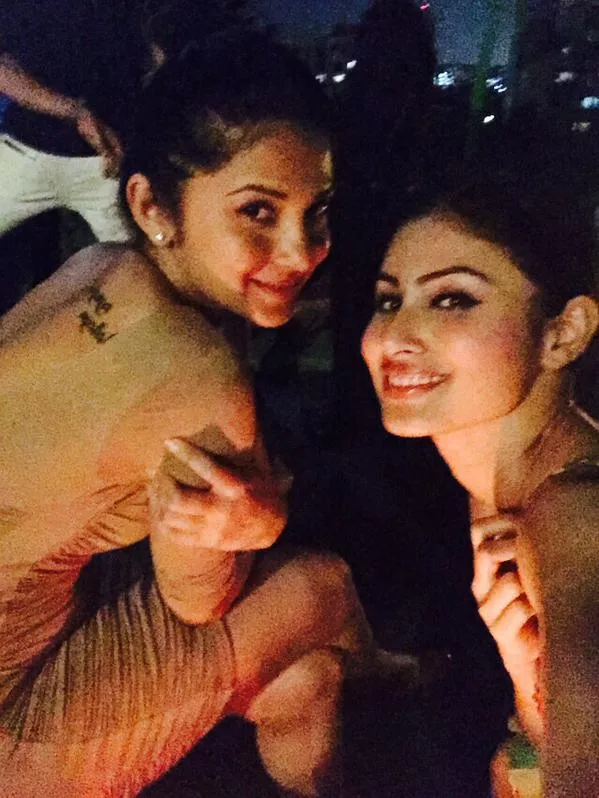 Jennifer dan Mouni, siapa lebih hot? @twitter/jenwinget