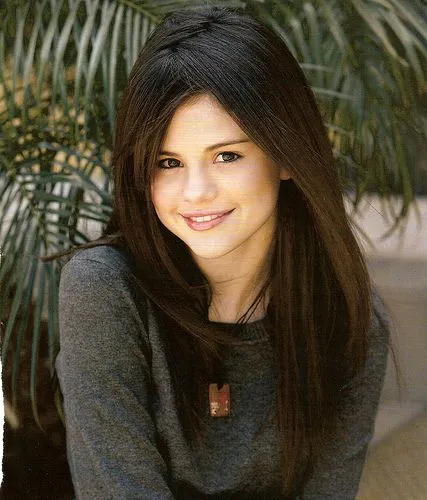 Selena Gomez mulai berkarir sejak usia masih muda © Pinterest