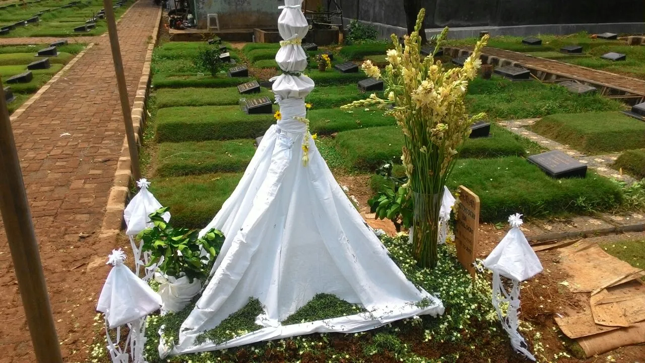 Ayah Mertua Ayu Dewi Dimakamkan di Samping Almarhum Istri - KapanLagi.com