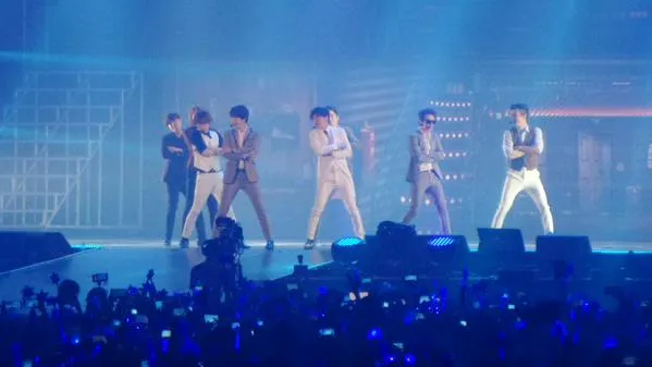 Super Junior menampilkan Mr. Simple di Indonesia. ©Emeron Lovely