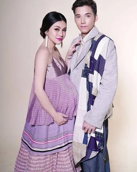 Tampil stylish, Stefan dan Celine melakukan maternity shoot. /©instagram.com/robin_alfian