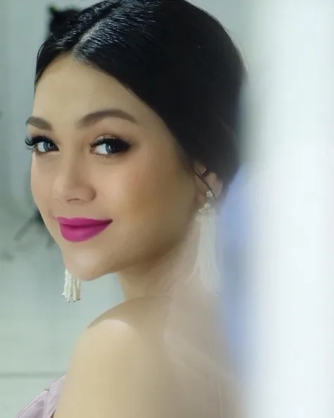 Dalam pemotretan ini, Celine tampil begitu cantik dengan make-up dan hairdo-nya. /©instagram.com/celine_evangelista