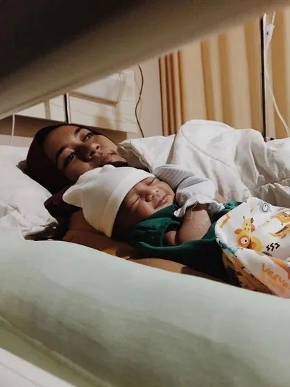 Chua gemas pada baby G ©instagram/chuakotak