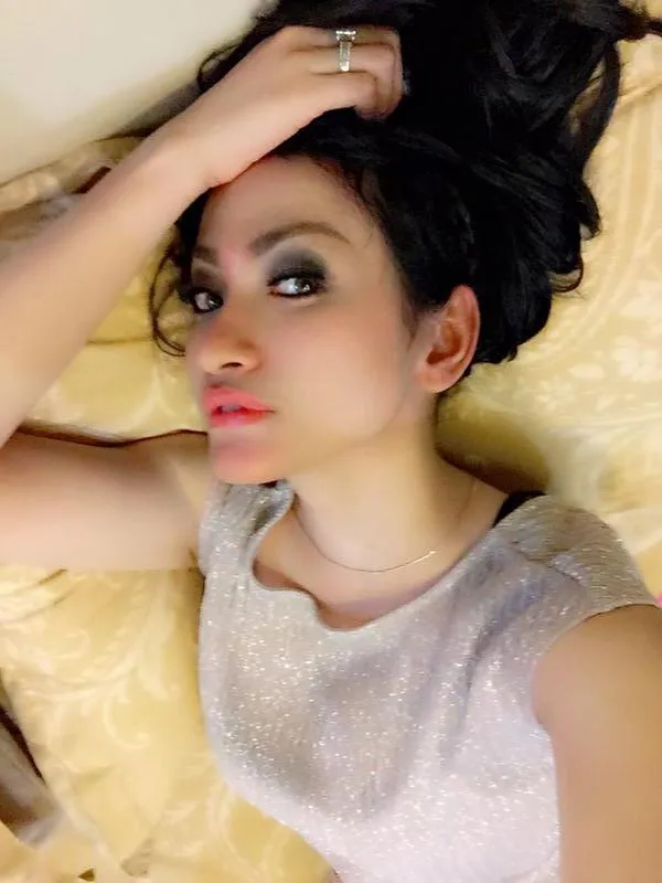 Baju creme yang dipakai Amel Alvi disebut mirip gaun AA ketika ditangkap. ©twitter @amelalvi28