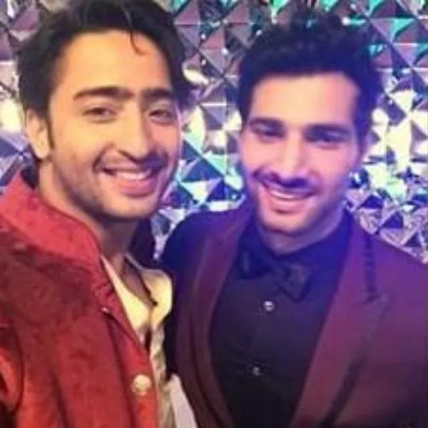 Shaheer bertemu dengan Aham Sharma di Star Parivaar Awards 2015. @filmi