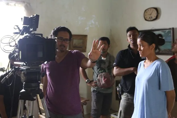 Seperti ini aksi Nurman Hakim mengarahkan Titi © Twtter @thewindow_movie