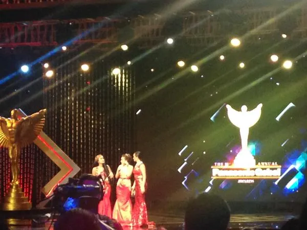 Zaskia Shinta, Ayu Ting Ting dan Julia Perez membacakan pemenang © Twitter/Official RCTI