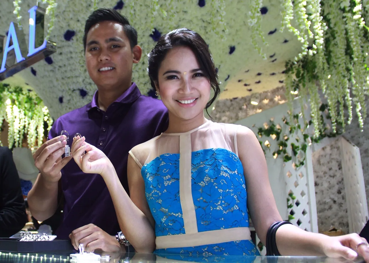 Chacha Frederica dan suami sengaja tidak memilih cincin yang terbuat dari bahan emas ©KapanLagi.com/Hendra Lothenk Gunawan