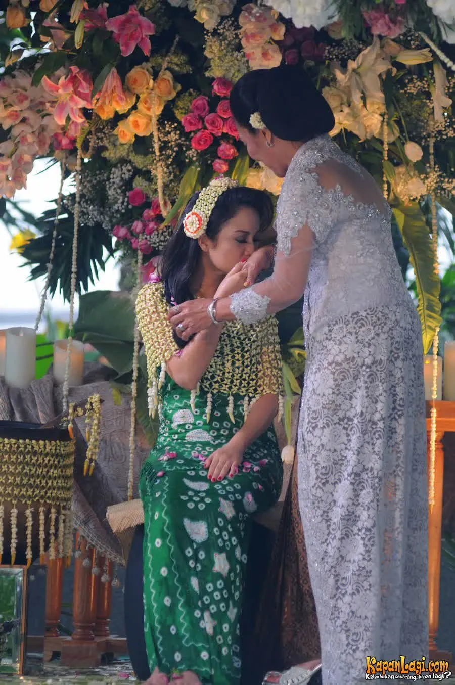 Siraman, Chacha dimandikan oleh sang ibu © KapanLagi.com®/Bayu Herdianto