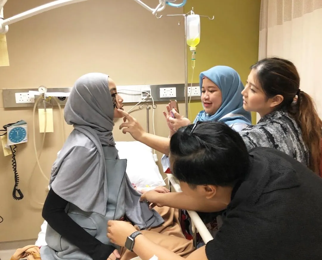 Tetap Jalani Pemotretan di Atas Ranjang Rumah Sakit