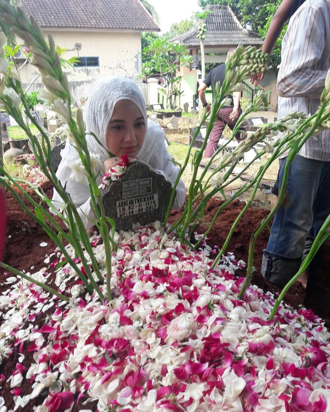 Chacha antar jenazah kakak ke tempat peristirahatan terakhir © Instagram/chachadico
