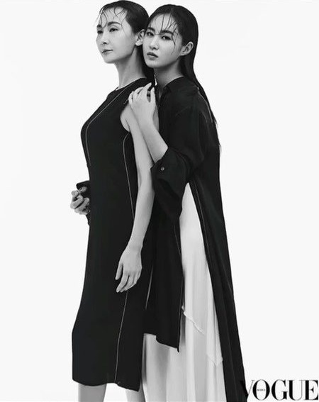 Yuri pose bareng Chae Si Ra © VOGUE Korea