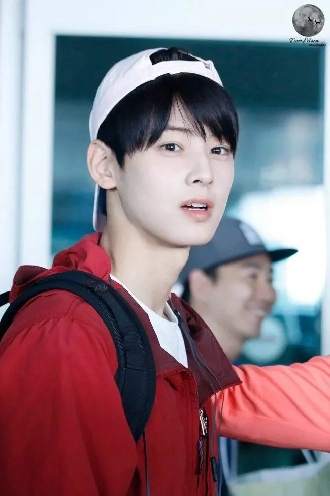 Eunwoo juga buktikan pesona kulitnya di Law of the Jungle © via koreaboo.com