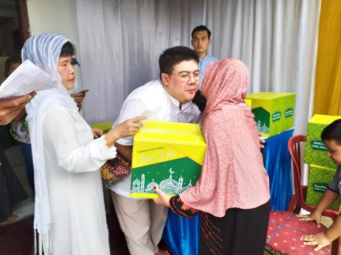 Chairul Giano bagi-bagi sebelum lebaran © KapanLagi.com/Sahal Fadhli