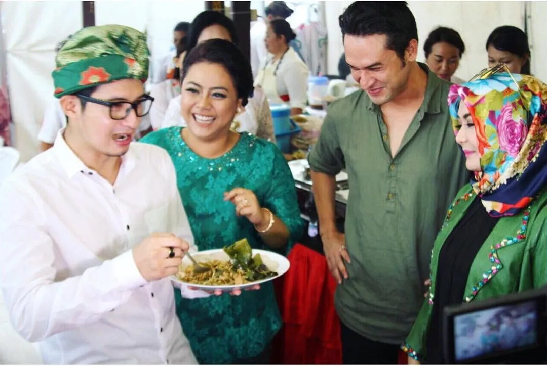 Bersama Indra Bruggman dan Edies Adelia, Chand Kelvin datangi acara di Tanah Lot © Instagram.com/chand_kelvin