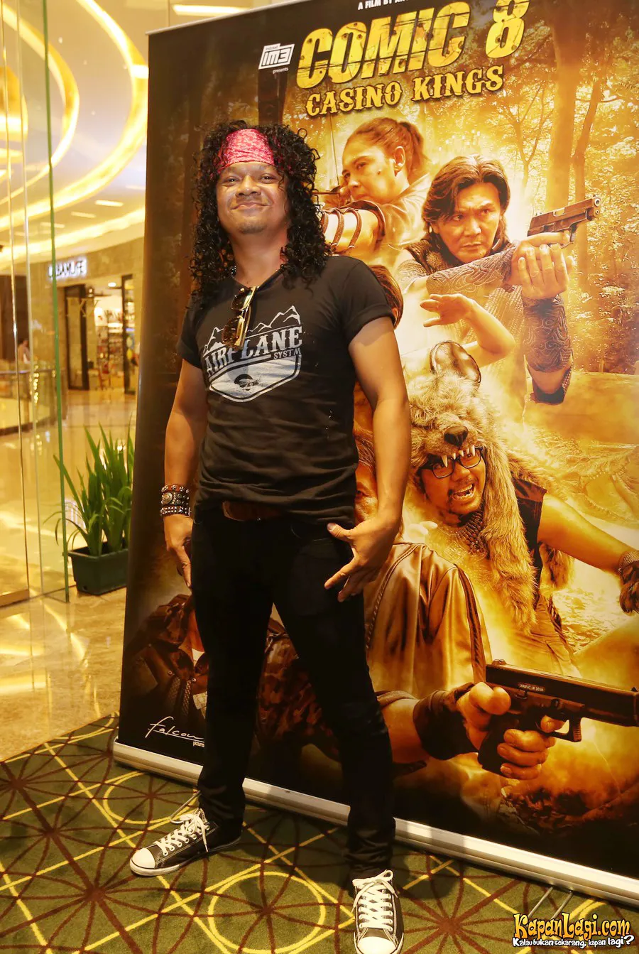 Demi totalitas, Candil rela beradegan di dalam pesawat jet yang sempit dan panas/©Kapanlagi.com®/Budy Santoso