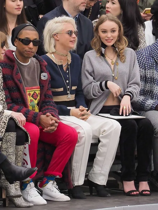 Cara duduk diapit oleh Pharrell & Lily-Rose Depp © via Mirror