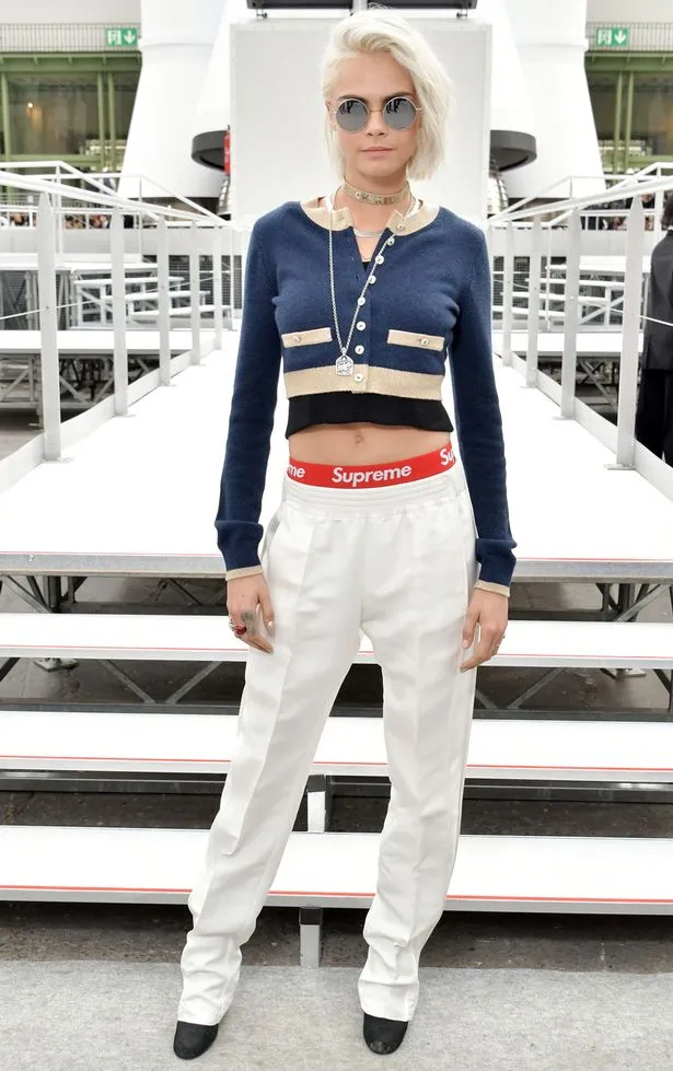 Cara Delevingne tampil cantik dan stylish di fashion show Chanel © via Mirror