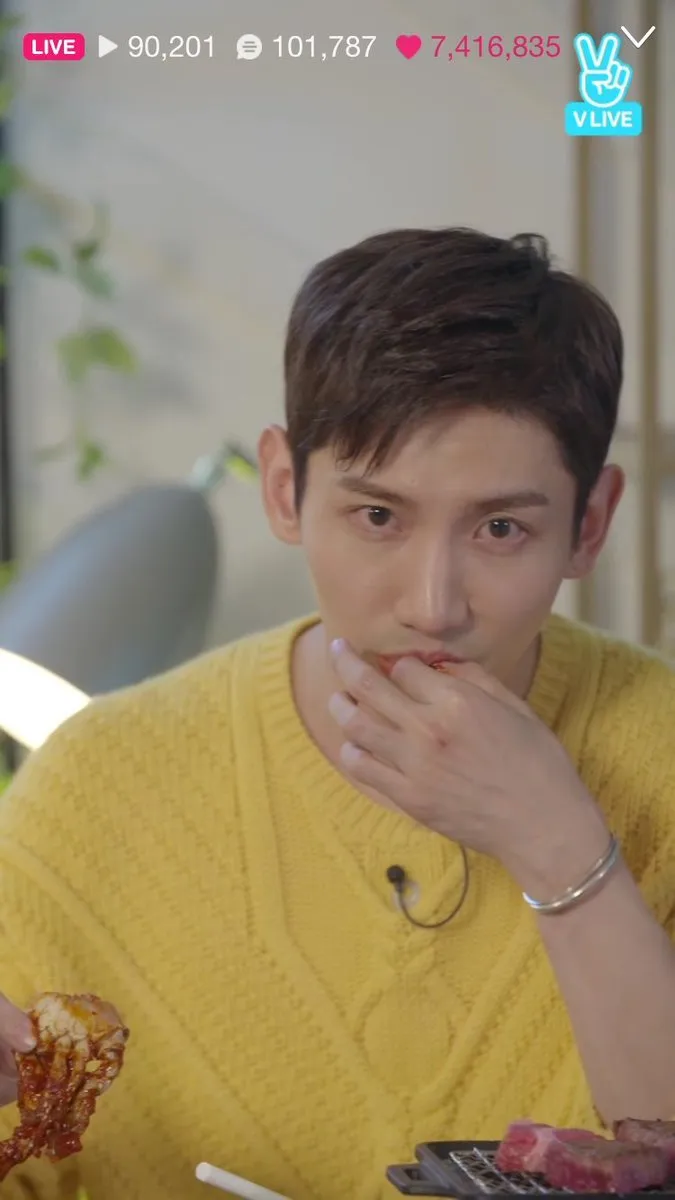 Changmin TVXQ saat mengenakan sweater NEIL BARRET dalam siaran V Live. © V Live