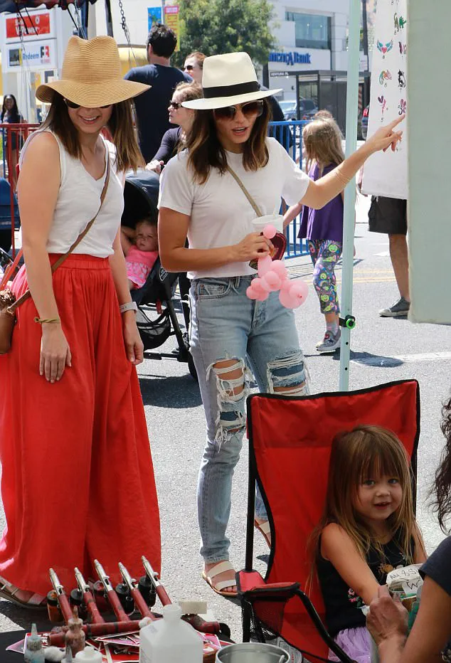 Everly nggak sabar punya 'tato' baru © dailymail.co.uk