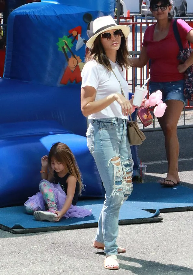 Hot mom! Jenna tetap saja cantik meski berdandan casual © dailymail.co.uk