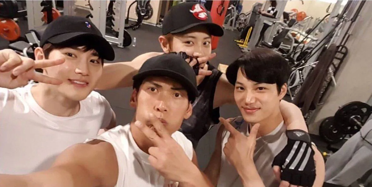 Chanyeol terlihat punya tiga tangan © instagram.com/godjp