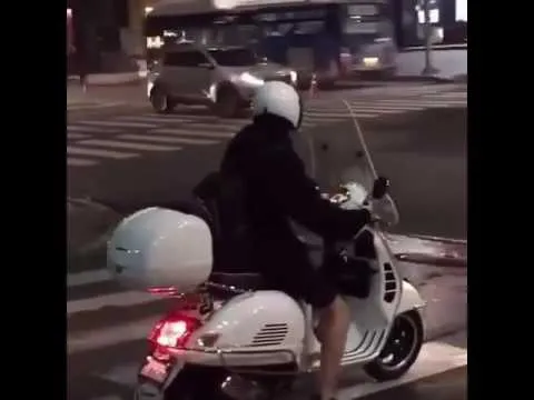 Chanyeol saat naik motor © Istimewa