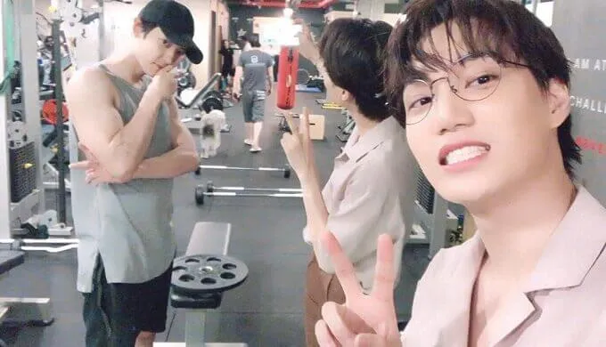 Chanyeol dan Kai saat ngegym bareng © instagram.com/zkdlin