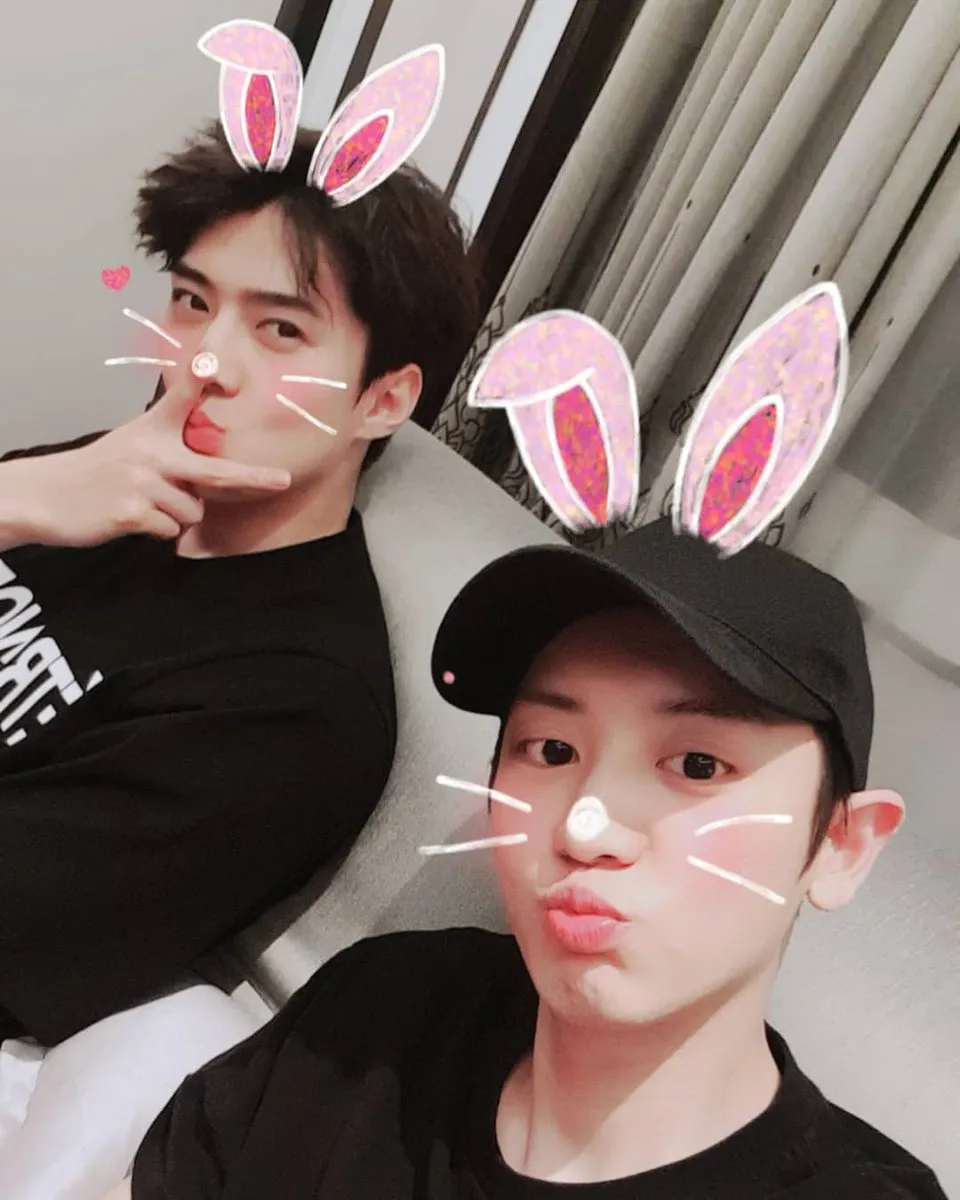 Selfie imut Sehun dan Chanyeol © instagram.com/real__pcy