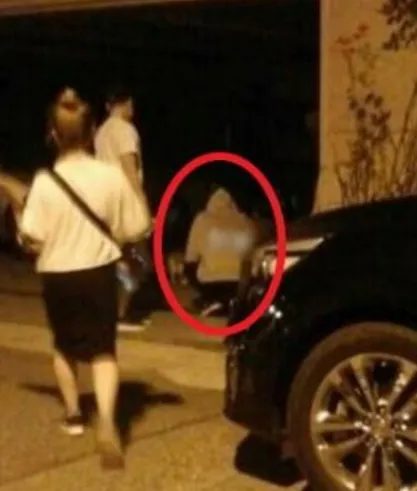 Yang dilingkari merah itu Chanyeol ketika sedang memberi makan kucing © istimewa