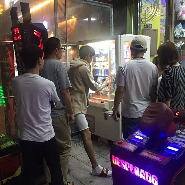 Chanyeol saat main claw machine © Istimewa