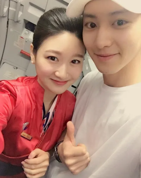 Chanyeol dan pramugari yang memujinya © instagram.com/grace7501