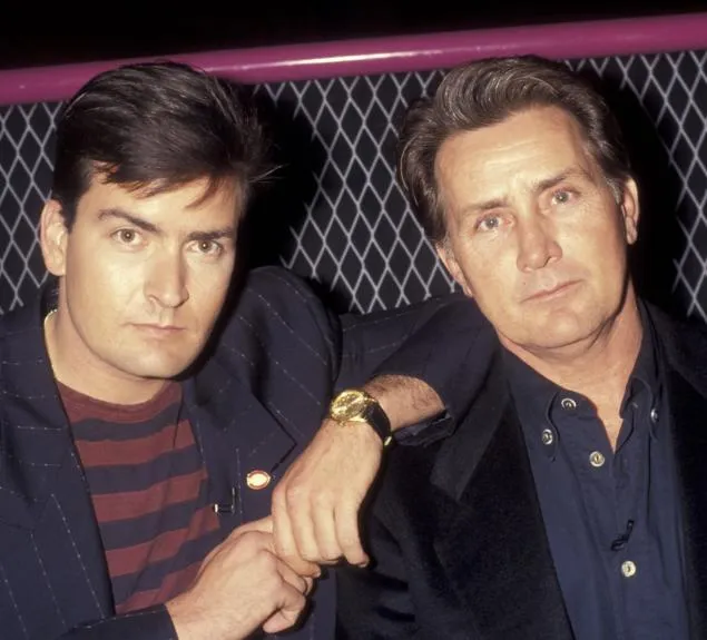 Nama Charlie semakin besar karena popularitas ayahnya, Martin Sheen © nydailynews.com