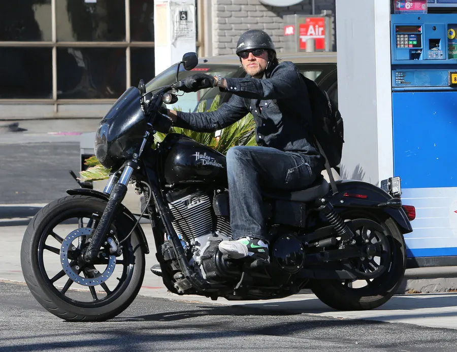 Charlie hampir menolak peran Christian Grey | ©Fameflynet