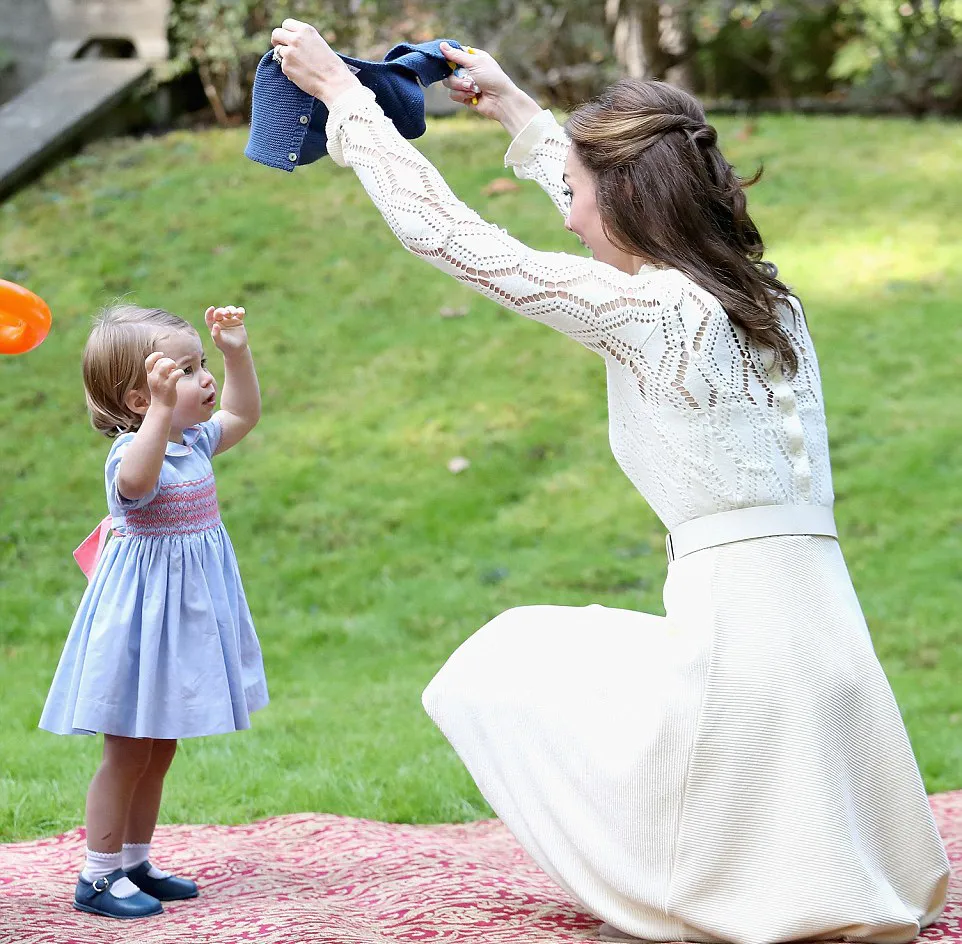 Kate menggoda Charlotte saat melepaskan cardigan birunya © Shutterstock/dailymail.co.uk