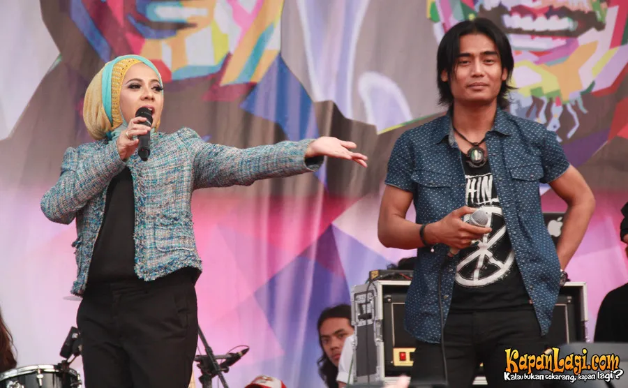 Charly berduet dengan Devia Sherly di Roadshow HUT 70 Tahun Jawa Barat. ©KapanLagi.com®/Hendra Gunawan