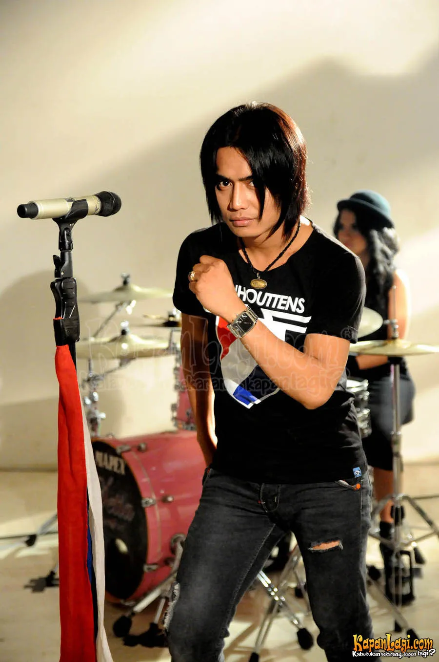 Charly membahas kenaikan harga BBM.