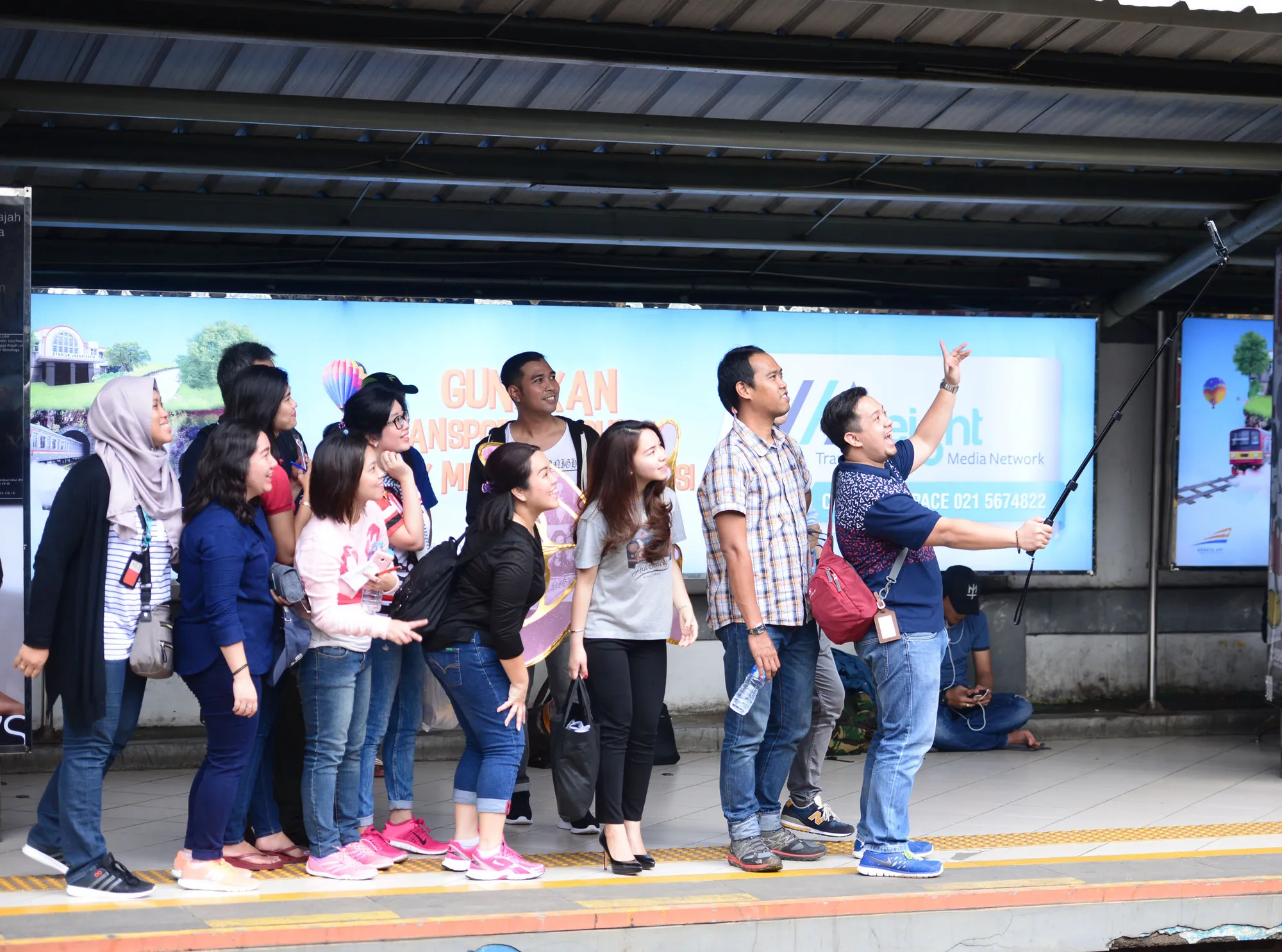 Siapa sih cewek bersayap pink yang bikin stasiun Dukuh atas ini mendadak heboh?