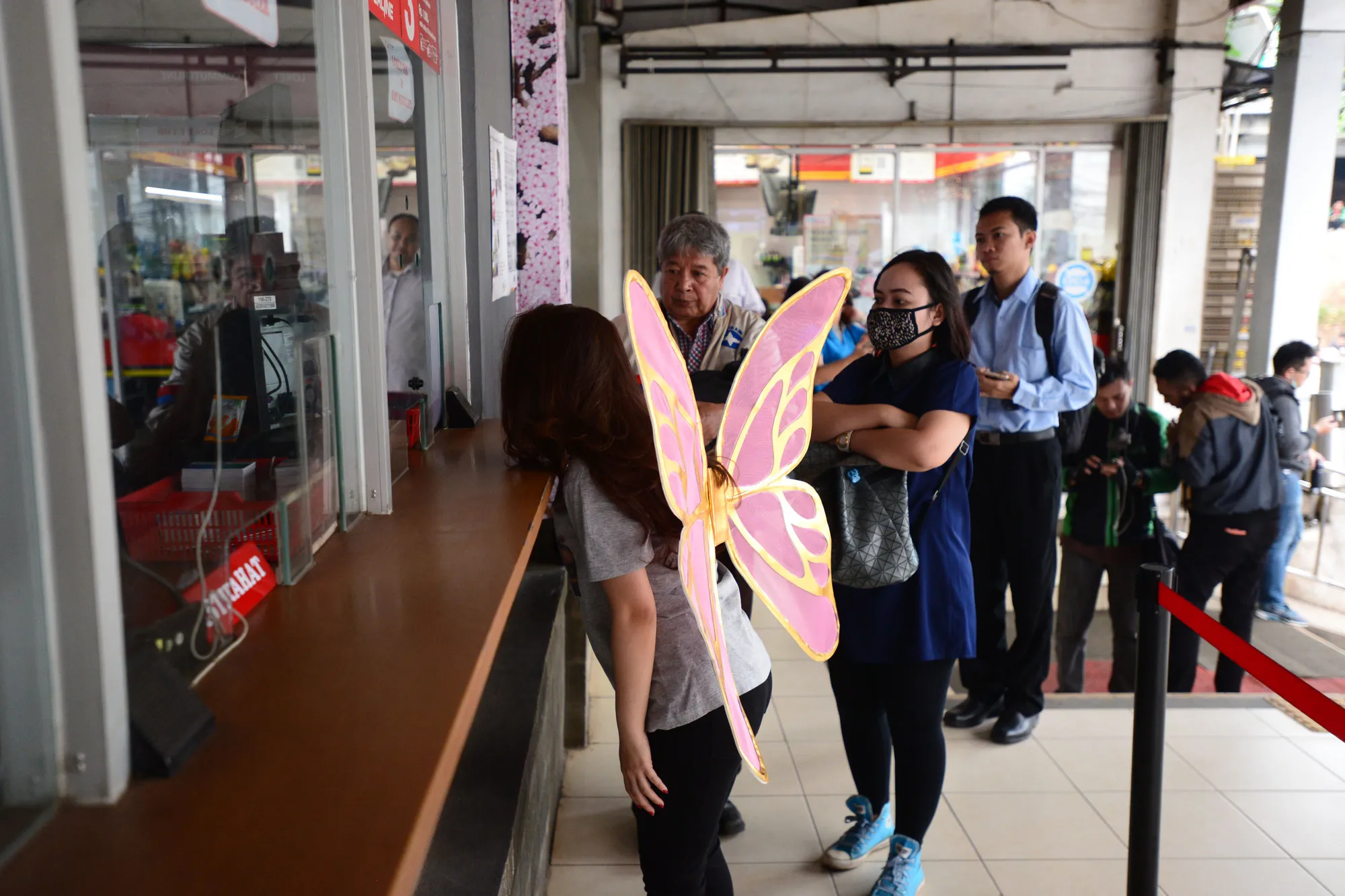 Pengunjung dibikin heran dengan kemunculan seorang cewek cantik bersayap seperti bidadari yang lagi nunggu kereta