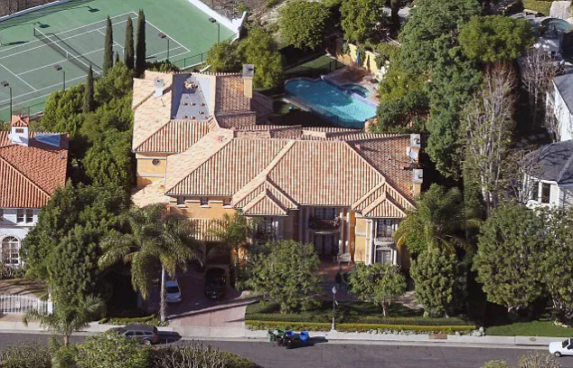 Salah satu rumah mewah Charlie yang sudah dijual © Splashnews.com