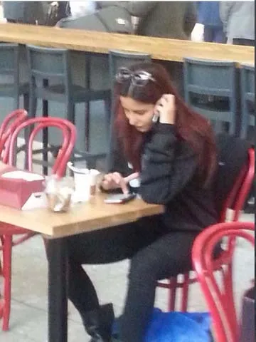 Katrina santai makan bubur di Bandara Heathrow. @pinkvilla