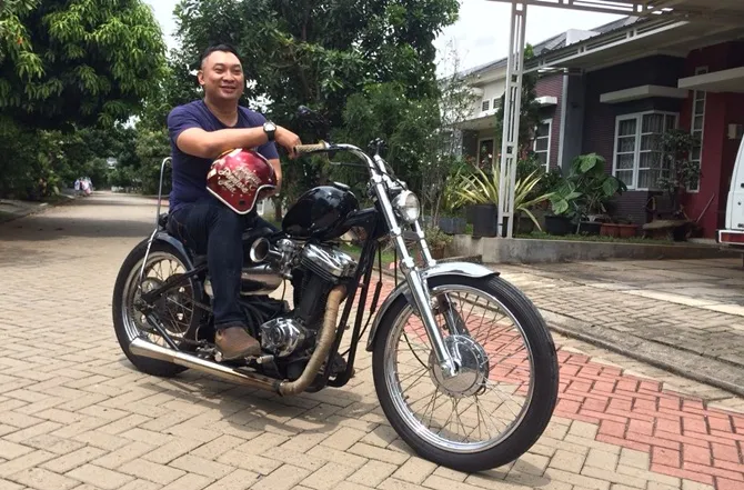 Chef Haryo dan motornya (credit : kapanlagi.com/Fikri Alfi Rosyadi)