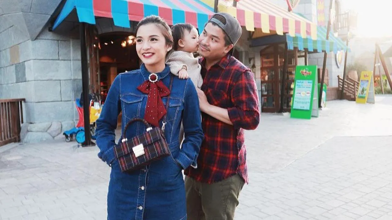 Chelsea belum mau sekolahkan sang anak karena masih terlalu kecil. (Credit: instagram.com/chelseaoliviaa)